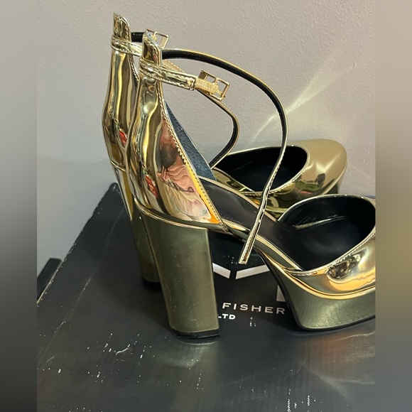New in Box Marc Fisher Women’s Shiny Gold Platform Heels Size 7. - Picture 3 of 9